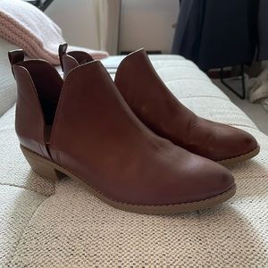 Universal Thread Boots (Size 9)